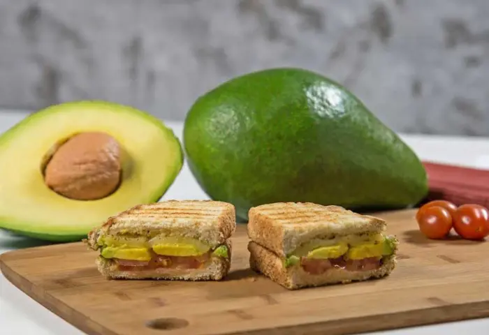 Sanduíche de Abacate com queijo