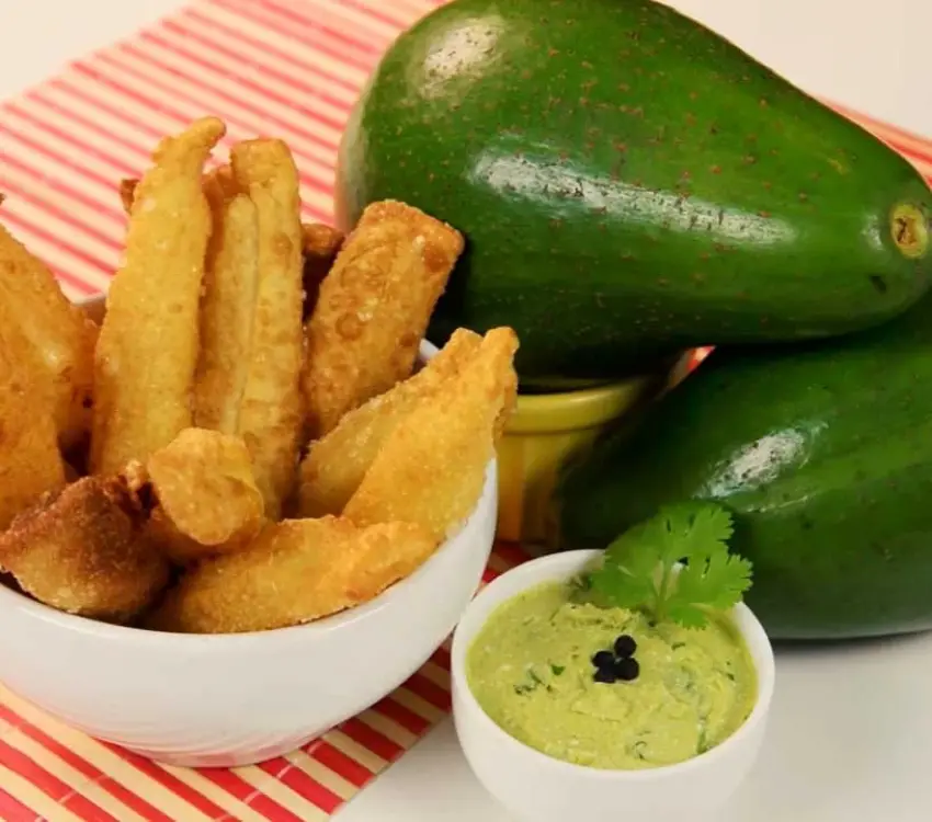 Rolinho de queijo com molho de Abacate