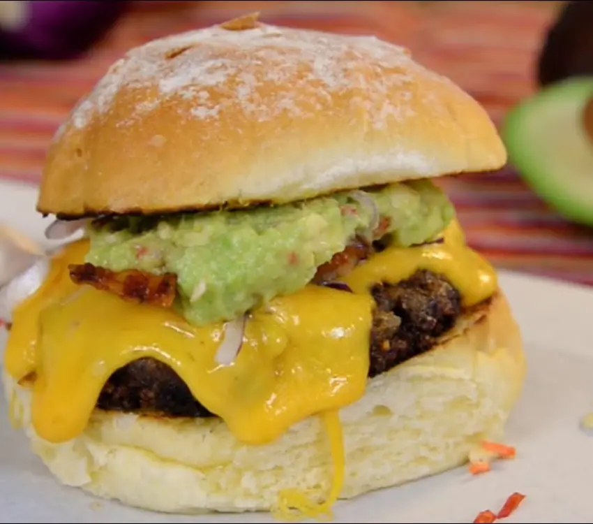 Hambúrguer com molho picante de abacate