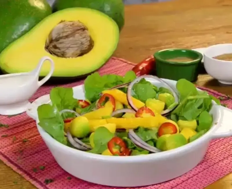 Salada de Abacate com folhas e molho de laranja