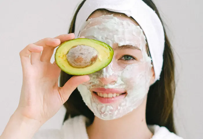 Aprenda a fazer um creme antirrugas com abacate